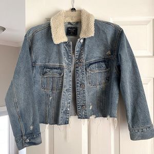 A&F cropped Jean jacket w/ fur collar